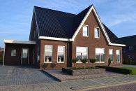 Wanneperveen, dubbele woning voorzien van 2 lagen dekverf Boonstoppel Grondlak 2000 en Boonstoppel Garantie SB.