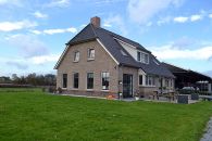 Nieuwe vrijstaande woning bij boerderij in Wanneperveen. Isolatieglas geplaatst met Wiener Sprossen en kruisroedes.